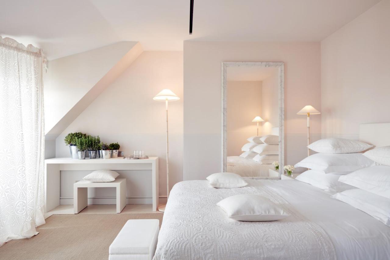 Monsieur George Hotel & Spa - Champs-Elysees Париж Екстериор снимка A bedroom in the Hotel de l'Europe