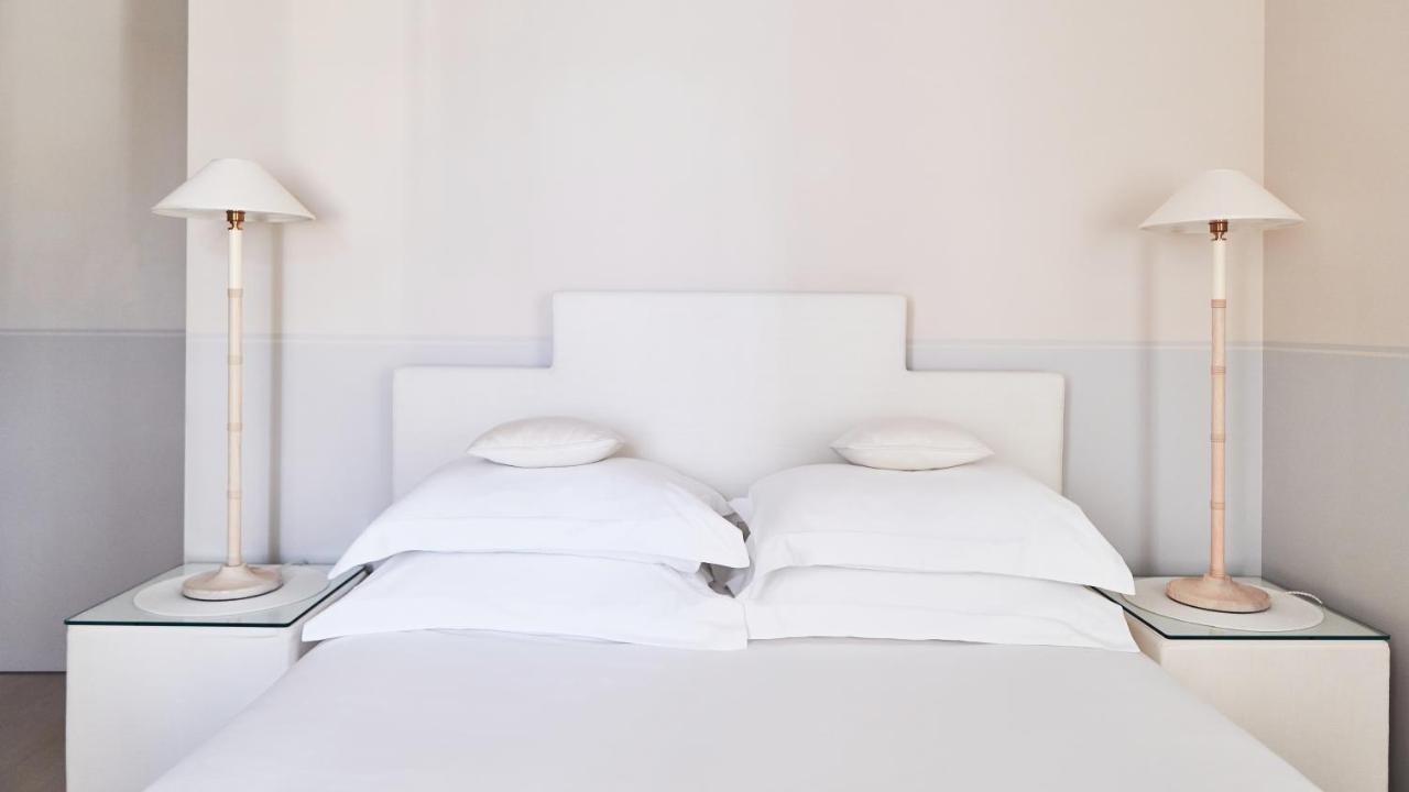 Monsieur George Hotel & Spa - Champs-Elysees Париж Екстериор снимка A bed with two pillows