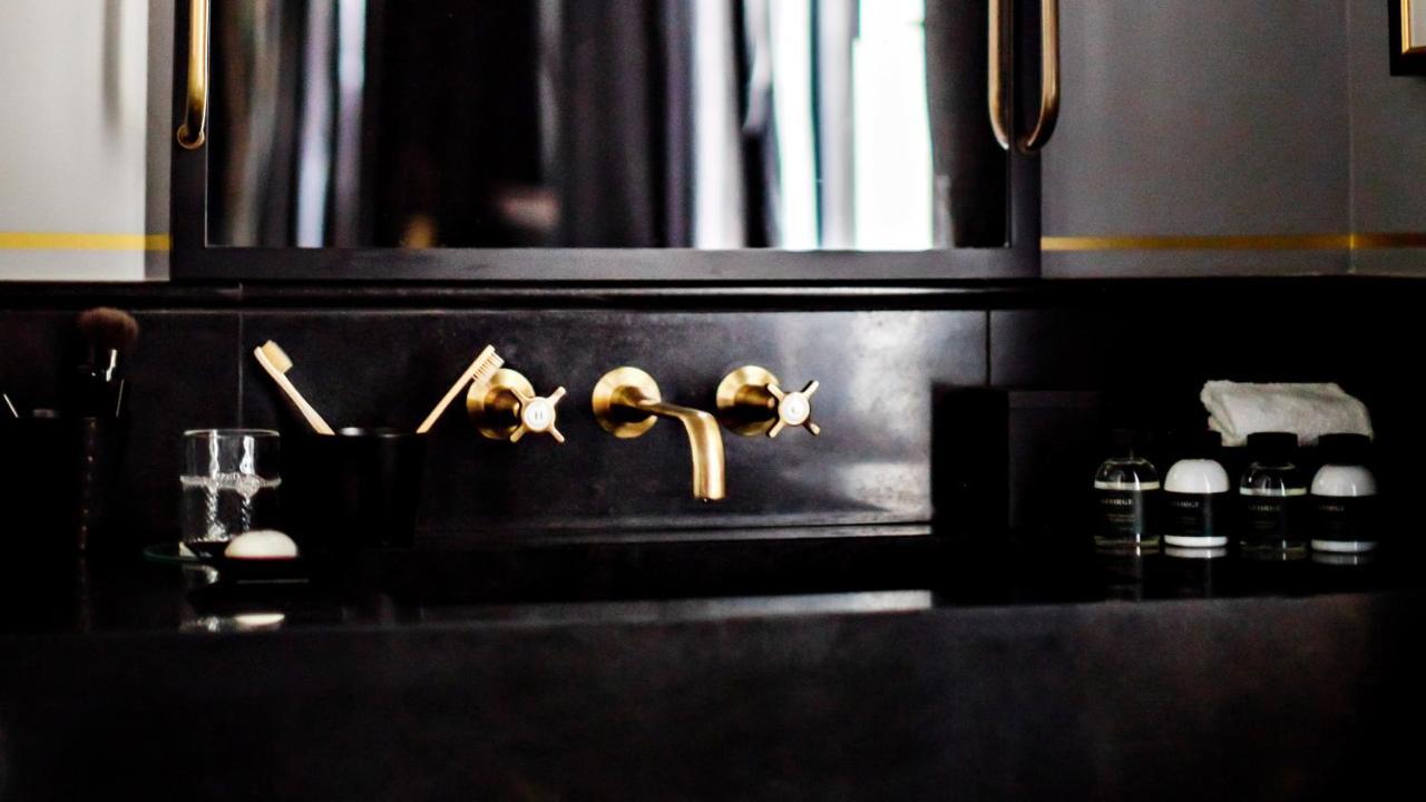 Monsieur George Hotel & Spa - Champs-Elysees Париж Екстериор снимка A wall mounted tap
