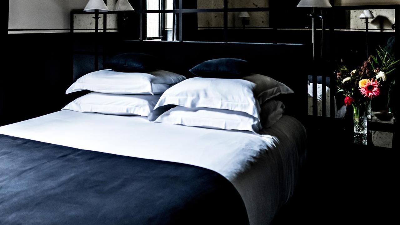 Monsieur George Hotel & Spa - Champs-Elysees Париж Екстериор снимка A bed with a duvet