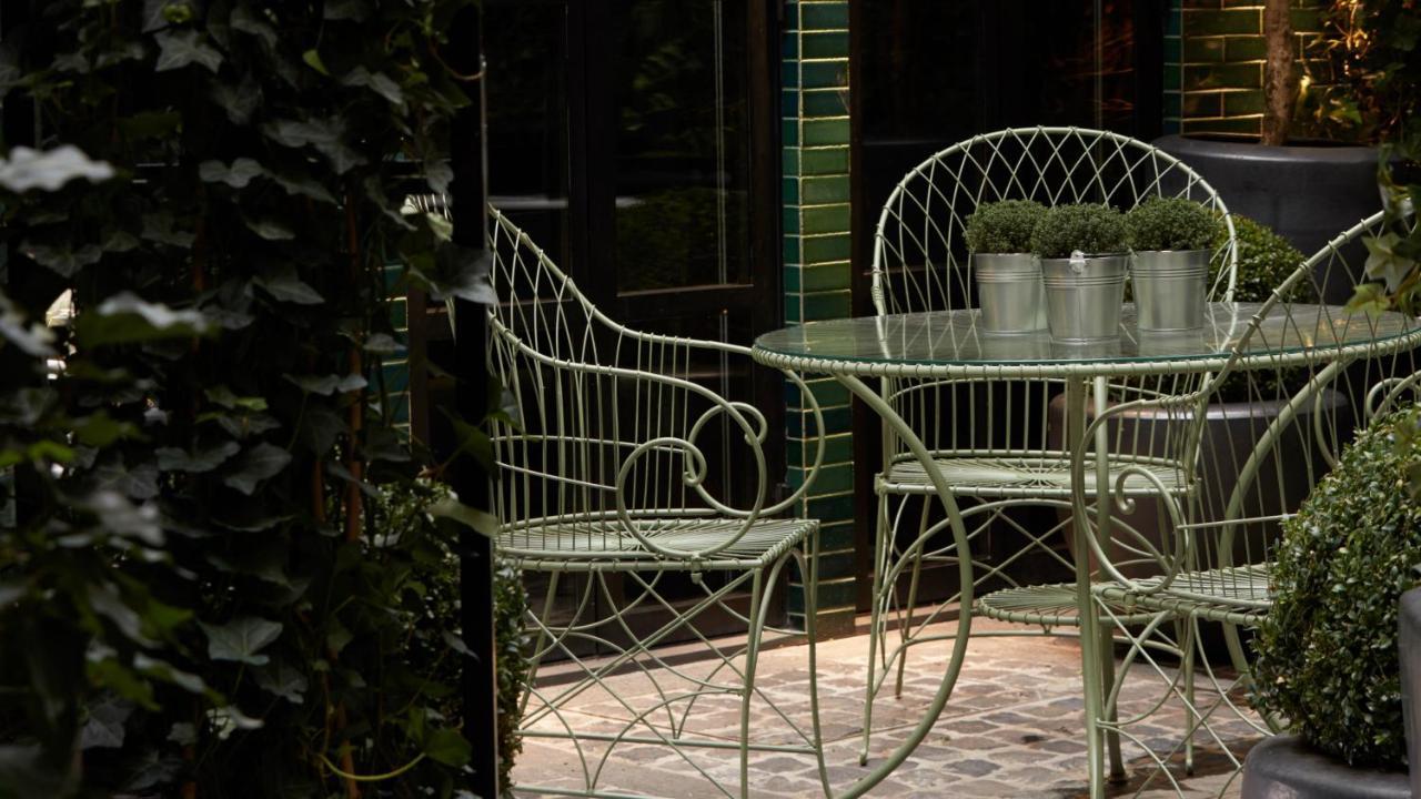 Monsieur George Hotel & Spa - Champs-Elysees Париж Екстериор снимка A patio in Madrid