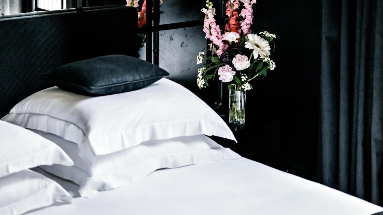 Monsieur George Hotel & Spa - Champs-Elysees Париж Екстериор снимка A bed with white sheets
