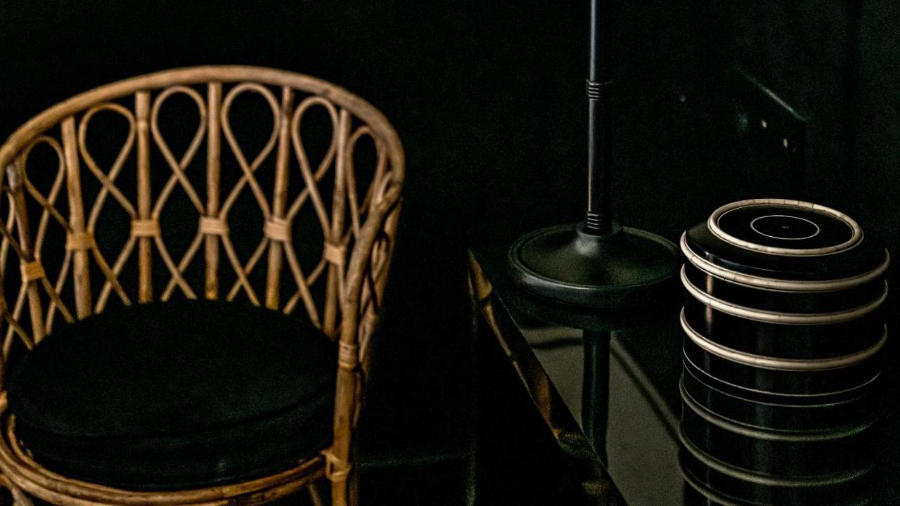 Monsieur George Hotel & Spa - Champs-Elysees Париж Екстериор снимка A rattan chair