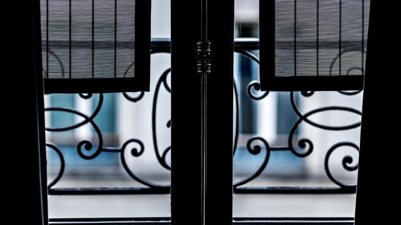 Monsieur George Hotel & Spa - Champs-Elysees Париж Екстериор снимка Detail of the gate