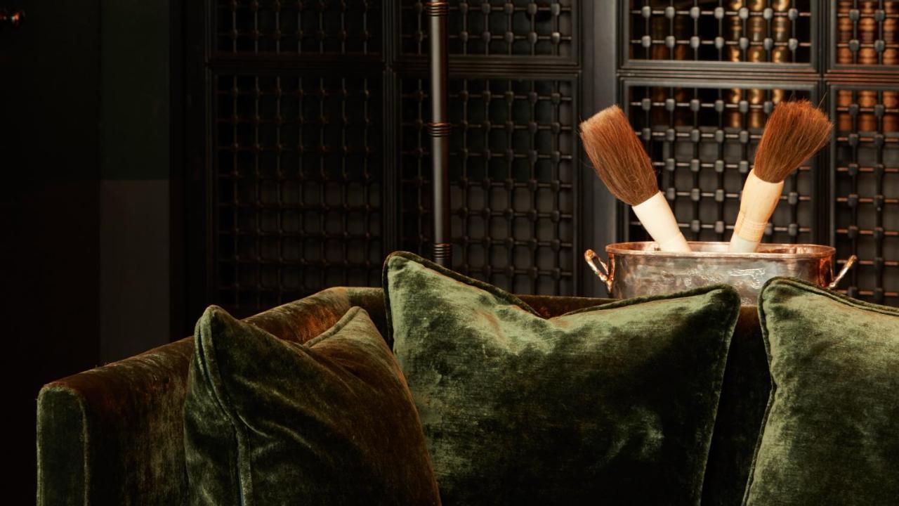 Monsieur George Hotel & Spa - Champs-Elysees Париж Екстериор снимка A wine cellar