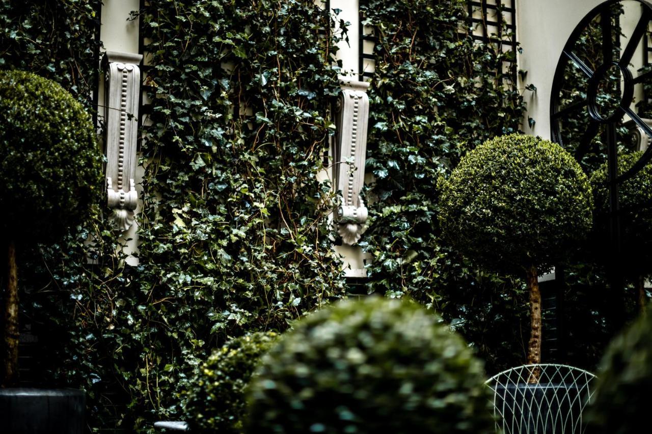 Monsieur George Hotel & Spa - Champs-Elysees Париж Екстериор снимка The courtyard of the hotel