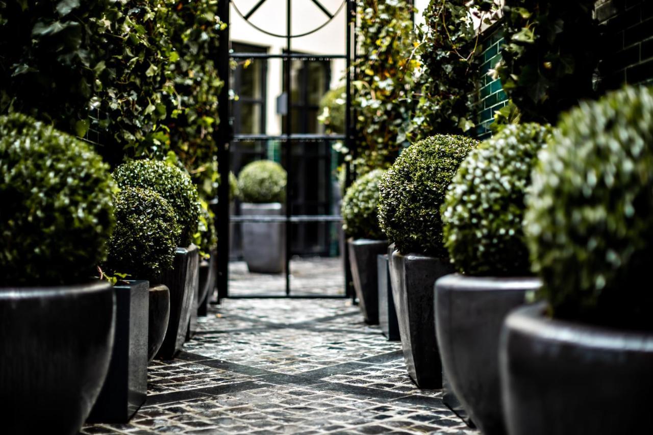 Monsieur George Hotel & Spa - Champs-Elysees Париж Екстериор снимка The entrance to the hotel